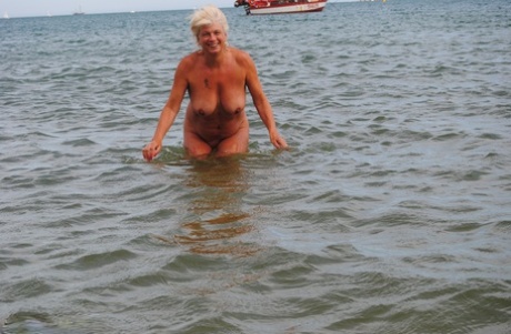 wet ebony granny nude pictures 1