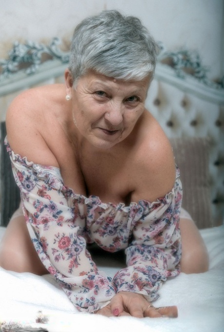 older women pussy stretching