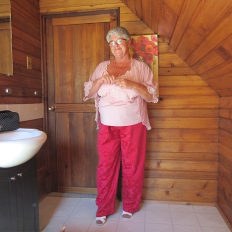 luxury granny annex nude pic 1