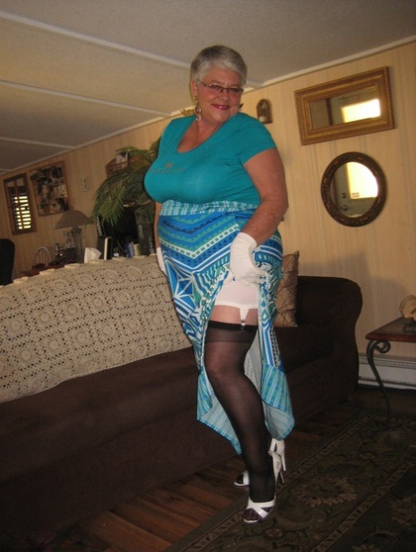 gypsy granny pussy sex pic 1