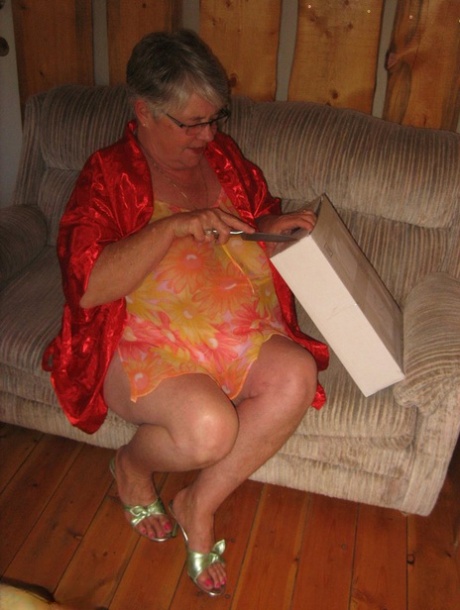 granny spreading legs free pictures 1
