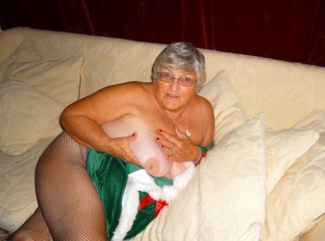 thick granny twerk nude pic 1