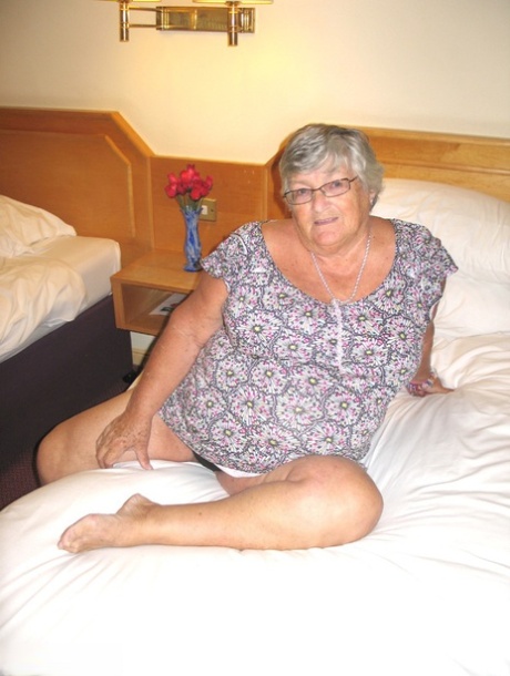 granny flashes dodgers xxx pics 1