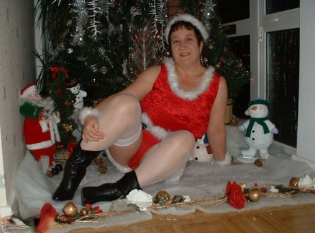 mature women wearing nylon stockings sex photo 1