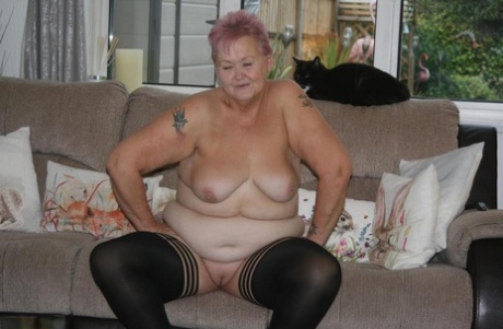 wrinkled old blonde granny spreading xxx pic 1