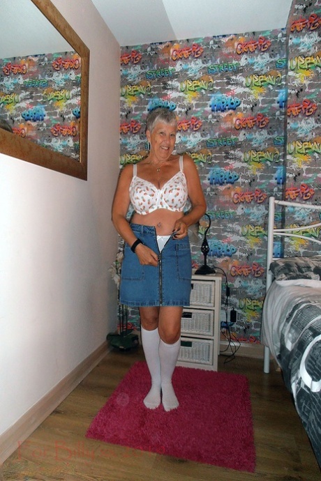 minimalist wardrobe older women hot pic 1