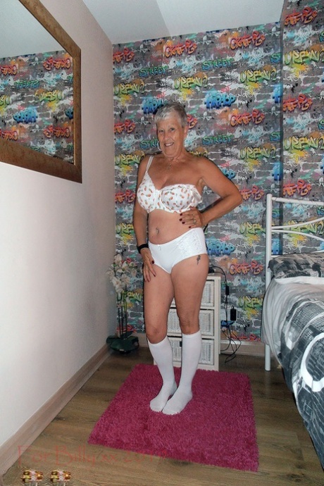 older women strippers porn pic 1