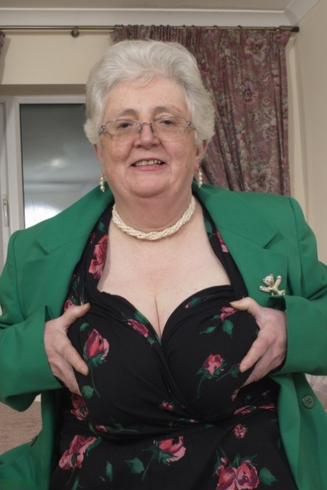 cheerful granny naked gallery 1