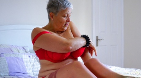 amateur bouncing big tit granny porn images 1